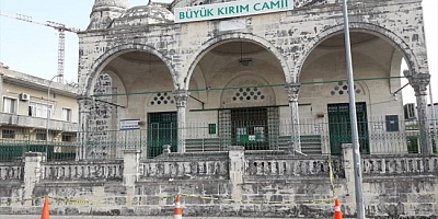 Ceyhan'daki depremde minaresi hasar gören cami geçici olarak ibadete kapatıldı
